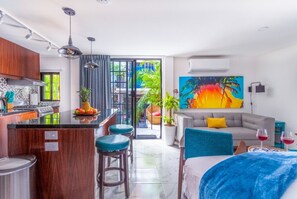 Refrigerador, microondas, horno y cafetera y tetera 