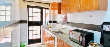 Kylskåp, mikrovågsugn, ugn och spishäll