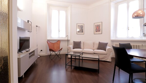 A modern living room with a sofa, coffee table, and a TV. - Italianway Easy - Vanvitelli 49 (Milan)