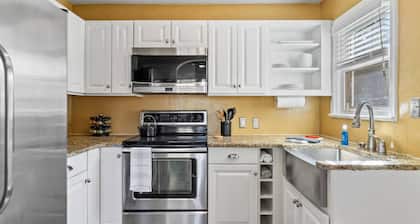 DOG FRIENDLY Charmer! IDEAL Spot to Explore via Bikes(2) to Downtown, Greenbelt, River & Hyde Park!