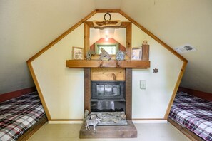 Free WiFi, bed sheets - Bent Pine Lodge | Spacious 4BR Broken Bow Cabin with Hot Tub, Fire Pit & Grill (Hochatown)