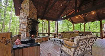 Rustic & Peaceful Bent Pine Lodge- Newly Updated