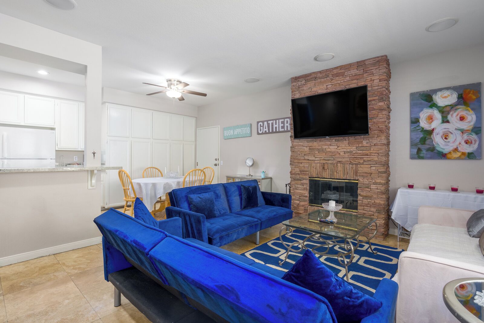 A 3BR, 2Ba apartment/condo with community pool, 25 mins from Disneyland & Beach