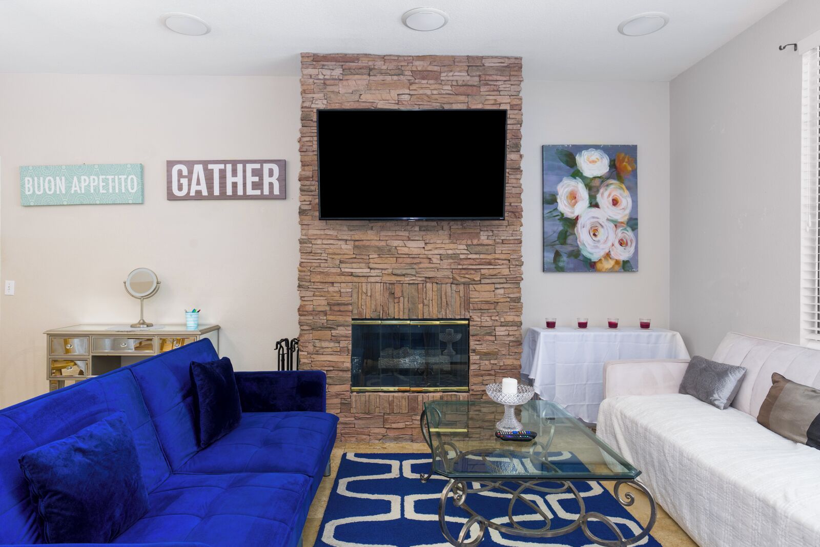 A 3BR, 2Ba apartment/condo with community pool, 25 mins from Disneyland & Beach