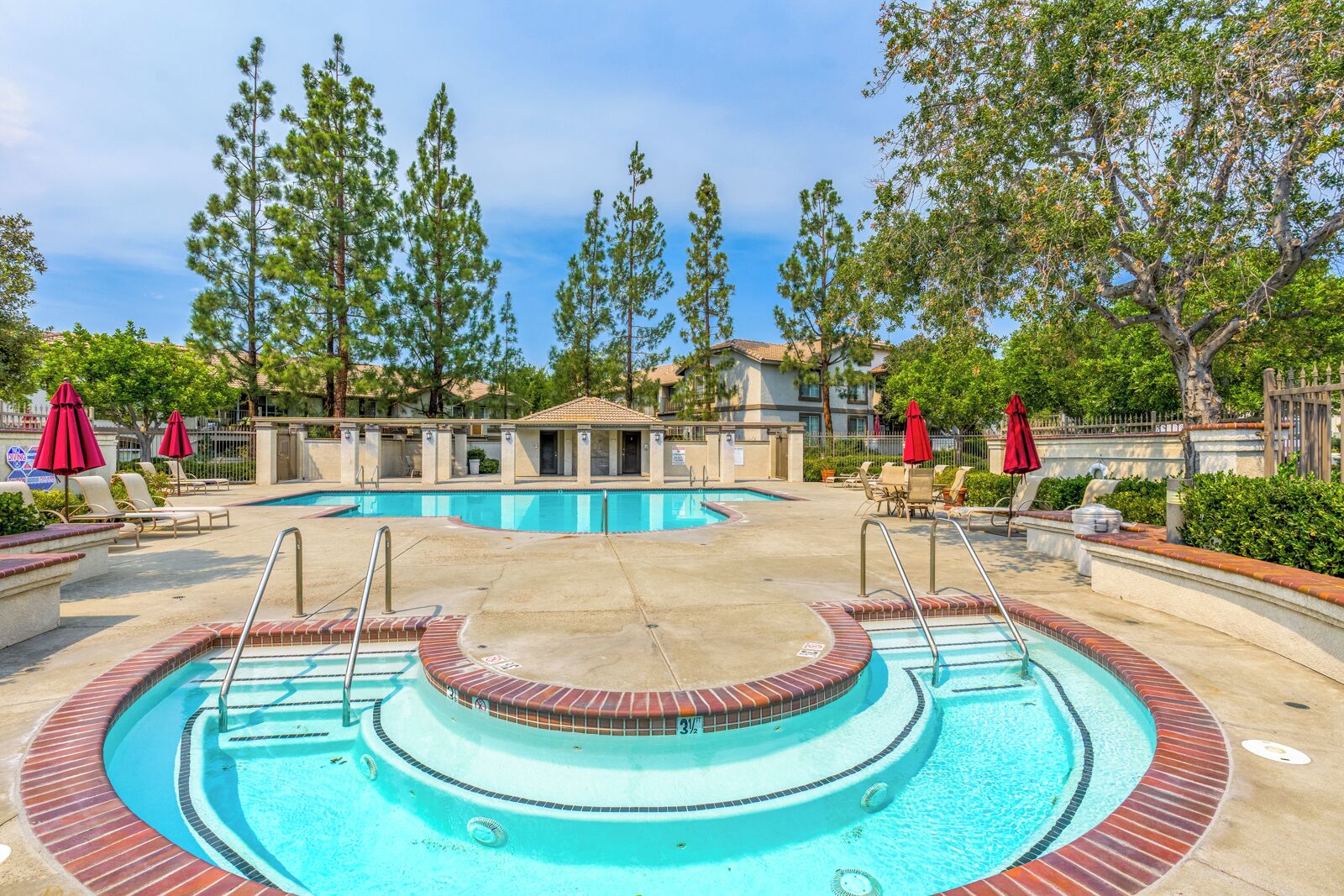 A 3BR, 2Ba apartment/condo with community pool, 25 mins from Disneyland & Beach