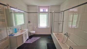 Badewanne, Haartrockner, Handtücher, Toilettenpapier