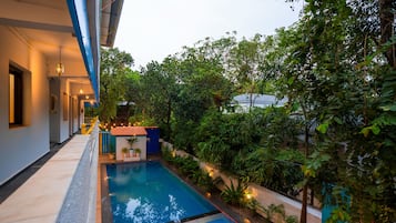 Hồ bơi ngoài trời
