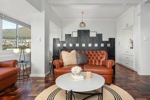 Exclusive Studio | Living area | 48-inch flat-screen TV with cable channels, TV, Netflix - Rhodora 40 (Cape Town)