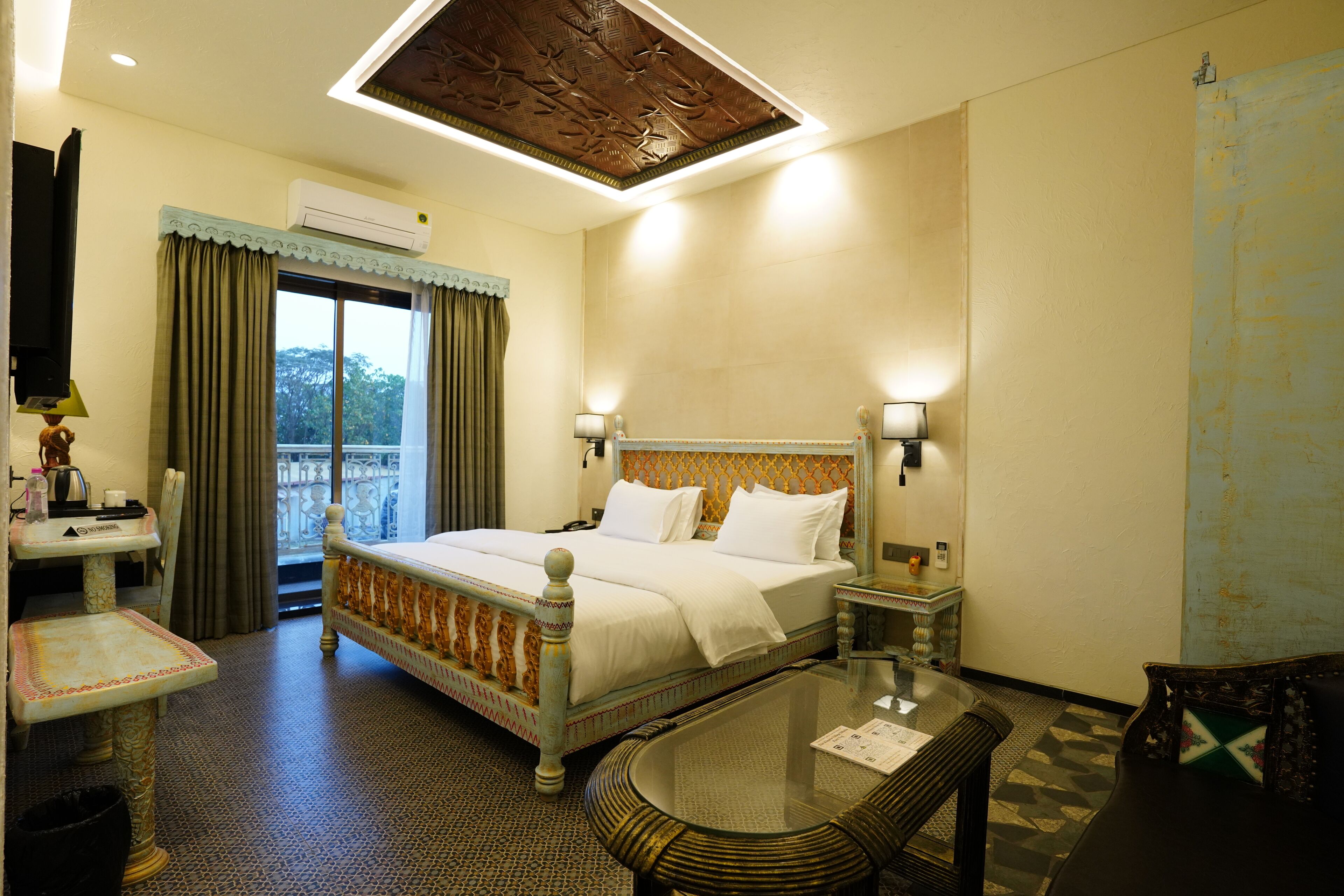 Escritorio, wifi gratis y ropa de cama 