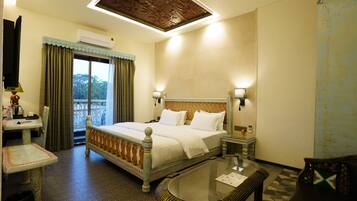 Executive Room | 1 bedroom, desk, free WiFi, bed sheets