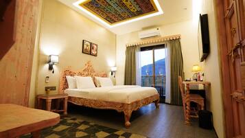 Escritorio, wifi gratis y ropa de cama