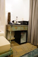 Suite | Desk, free WiFi, bed sheets