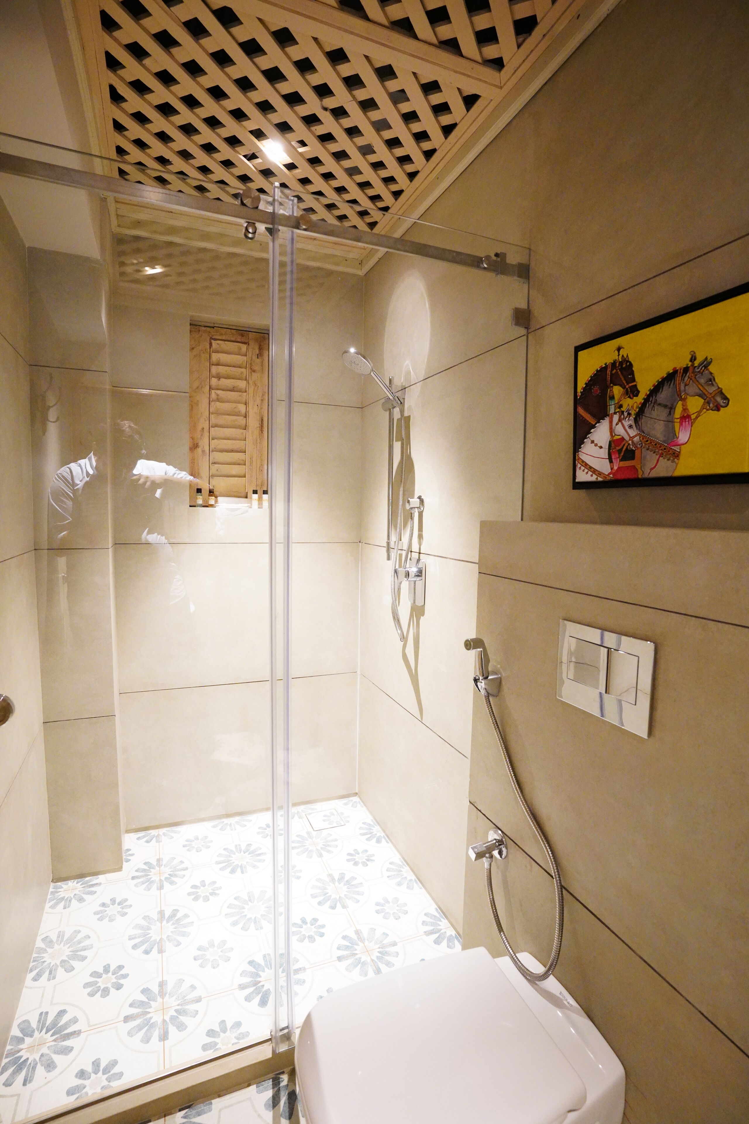 Un baño moderno con ducha acristalada, inodoro y lavabo.