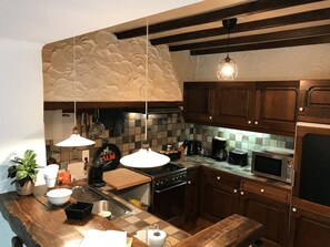 Een koelkast, een microgolfoven, een oven, een kookplaat