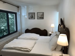 4 slaapkamers, een bureau, een strijkplank/strijkijzer, reisbedje
