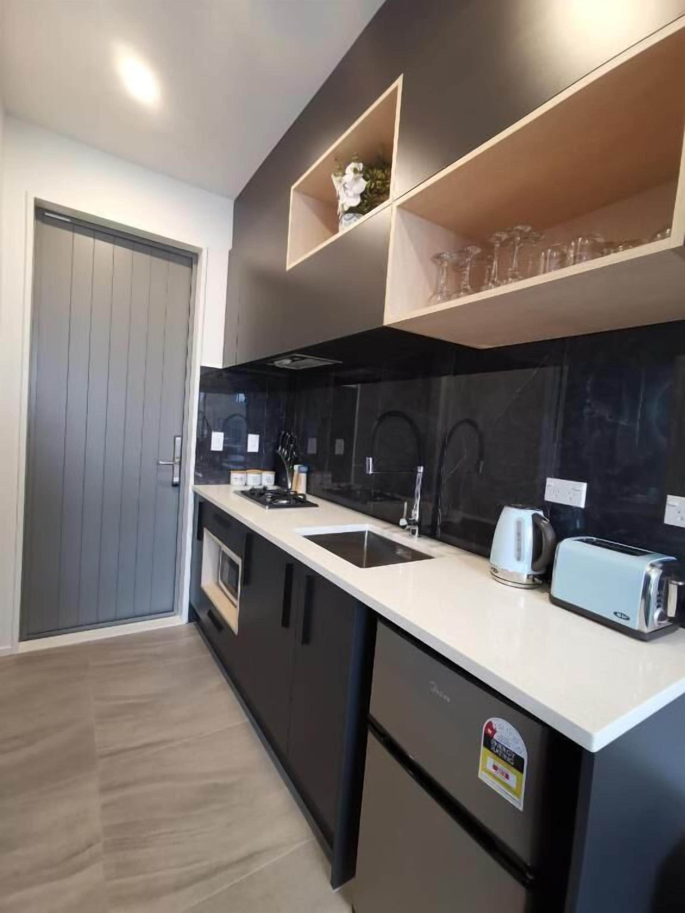 小型冷蔵庫、電子レンジ、コンロ、電気ポット