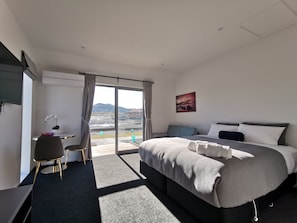 Phòng, 1 phòng ngủ, không hút thuốc (Skyrim One Bedroom Suite) | Truy cập Internet không dây miễn phí, bộ trải giường 
