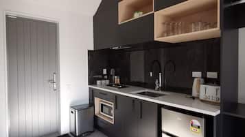 Tủ lạnh nhỏ, lò vi sóng, bếp nấu, ấm điện