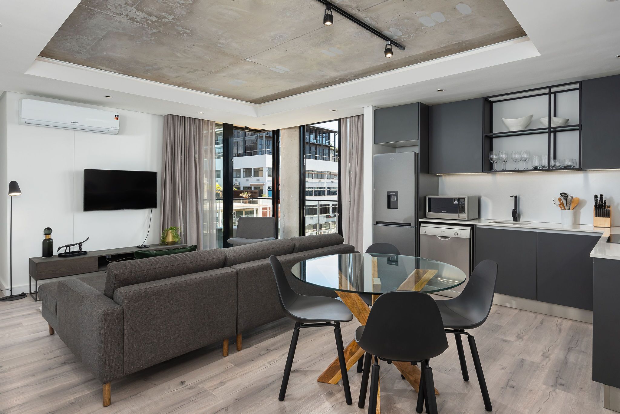 Studio Bisnis | Makan di kamar