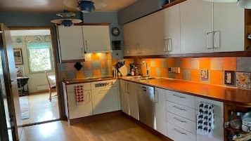 Deluxe Villa | Private kitchen | Full-sized fridge, microwave, oven, stovetop