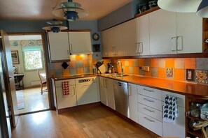 Deluxe Villa | Private kitchen | Full-size fridge, microwave, oven, stovetop