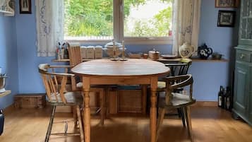Deluxe Villa | Private kitchen | Full-sized fridge, microwave, oven, stovetop