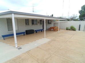 Outdoor dining - Coast Road Beach House. (Moonta Bay)