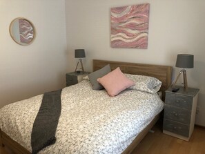 3 bedrooms, iron/ironing board - Coast Road Beach House. (Moonta Bay)