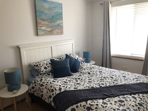 3 habitaciones, tabla de planchar con plancha y ropa de cama