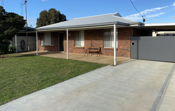 Exterior - Coast Road Beach House. (Moonta Bay)
