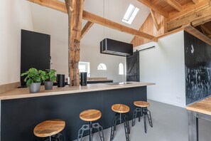 Refrigerador, horno, placa de cocina, cafetera/tetera