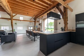 Réfrigérateur, un four, surface de cuisson, cafetière-théière