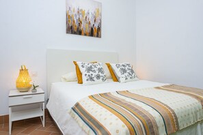 1 chambre, fer et planche à repasser, accès au Wi-Fi (inclus)