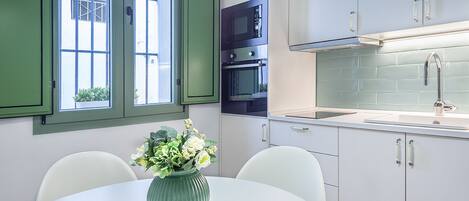 冰箱、微波炉、烤箱、炉灶