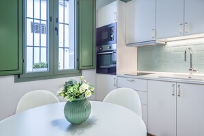 Réfrigérateur, four à micro-ondes, un four, surface de cuisson