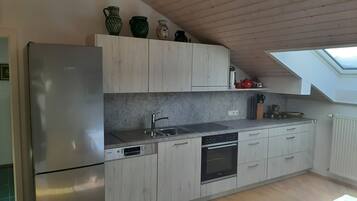 Kühlschrank, Ofen, Herdplatte, Geschirrspüler