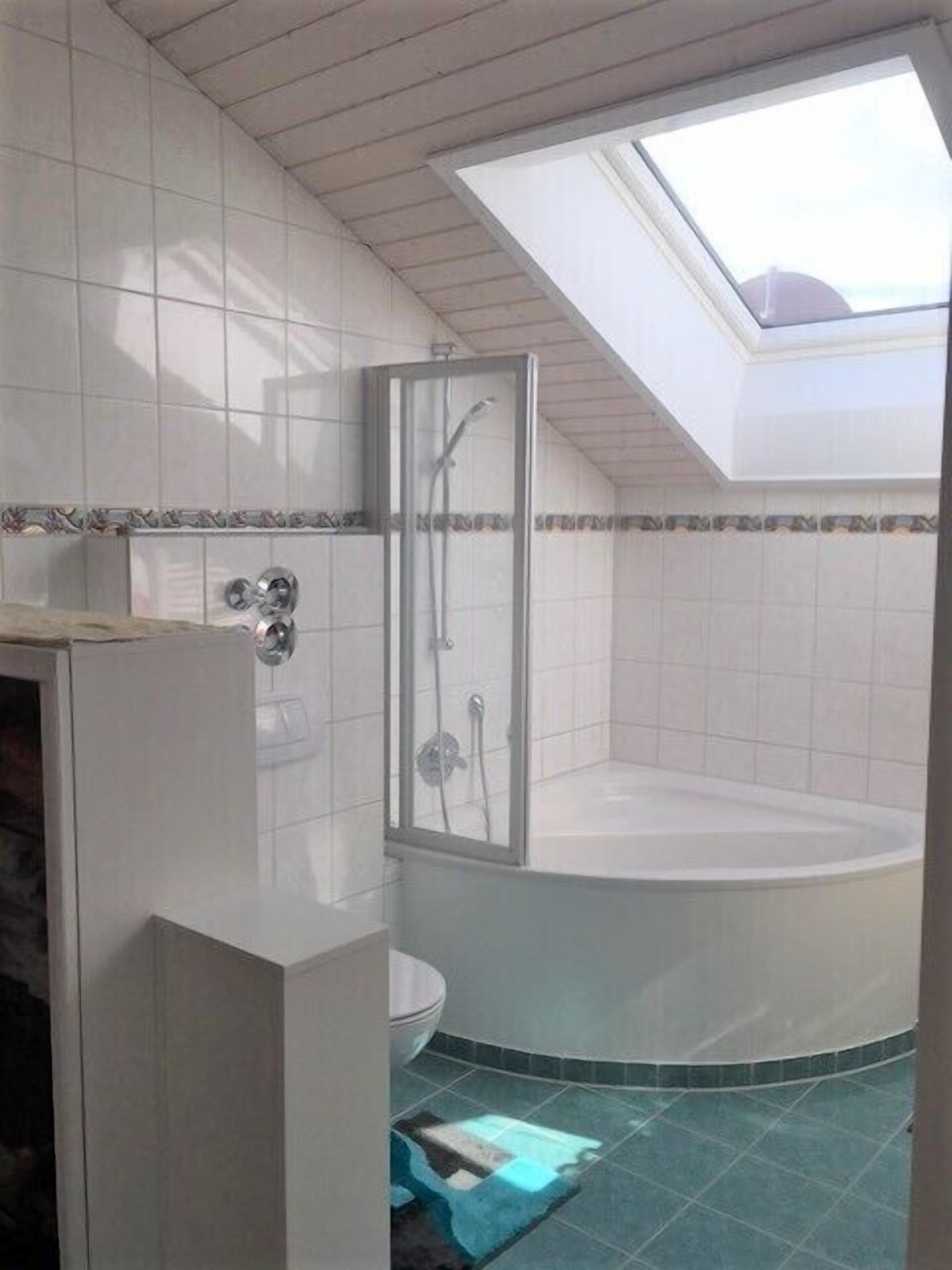 Badewanne, Haartrockner, Handtücher