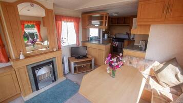 Cabin, Multiple Beds | Private kitchen | Fridge, microwave, oven, stovetop