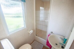 Bathroom - Beautiful 3-bed Cabin in Pembrokeshire Coast (Haverfordwest)