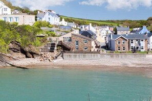 Exterior - Beautiful 3-bed Cabin in Pembrokeshire Coast (Haverfordwest)