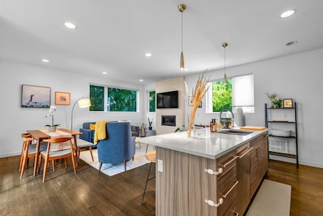 TV, fireplace. 4313 Fremont · 3b2.5b Fremont Gem w/ Seattle Skyline & Lake View