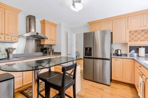 Geladeira, micro-ondas, fogão, cooktop