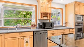 Køleskab, mikrobølgeovn, ovn, kogeplade