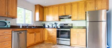 Refrigerador, microondas, horno, placa de cocina