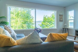 TV - 9852 Entire · Panoramic Lake View 3800+ sqft House in Oasis (Seattle)