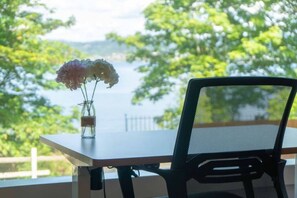 Outdoor dining - 9852 Lower · Fabulous Lake View House in Oasis - Lower Unit (Seattle)