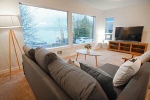 TV - 9852 Lower · Fabulous Lake View House in Oasis - Lower Unit (Seattle)
