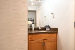 Hair dryer - 9852 Lower · Fabulous Lake View House in Oasis - Lower Unit (Seattle)