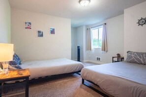 Iron/ironing board, WiFi, bed sheets - 9852 Lower · Fabulous Lake View House in Oasis - Lower Unit (Seattle)