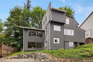 Exterior - 9852 Lower · Fabulous Lake View House in Oasis - Lower Unit (Seattle)